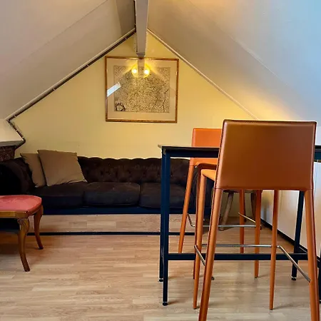 2 Prive Verdiepingen In Stadswoning, Bij Station En Centrum